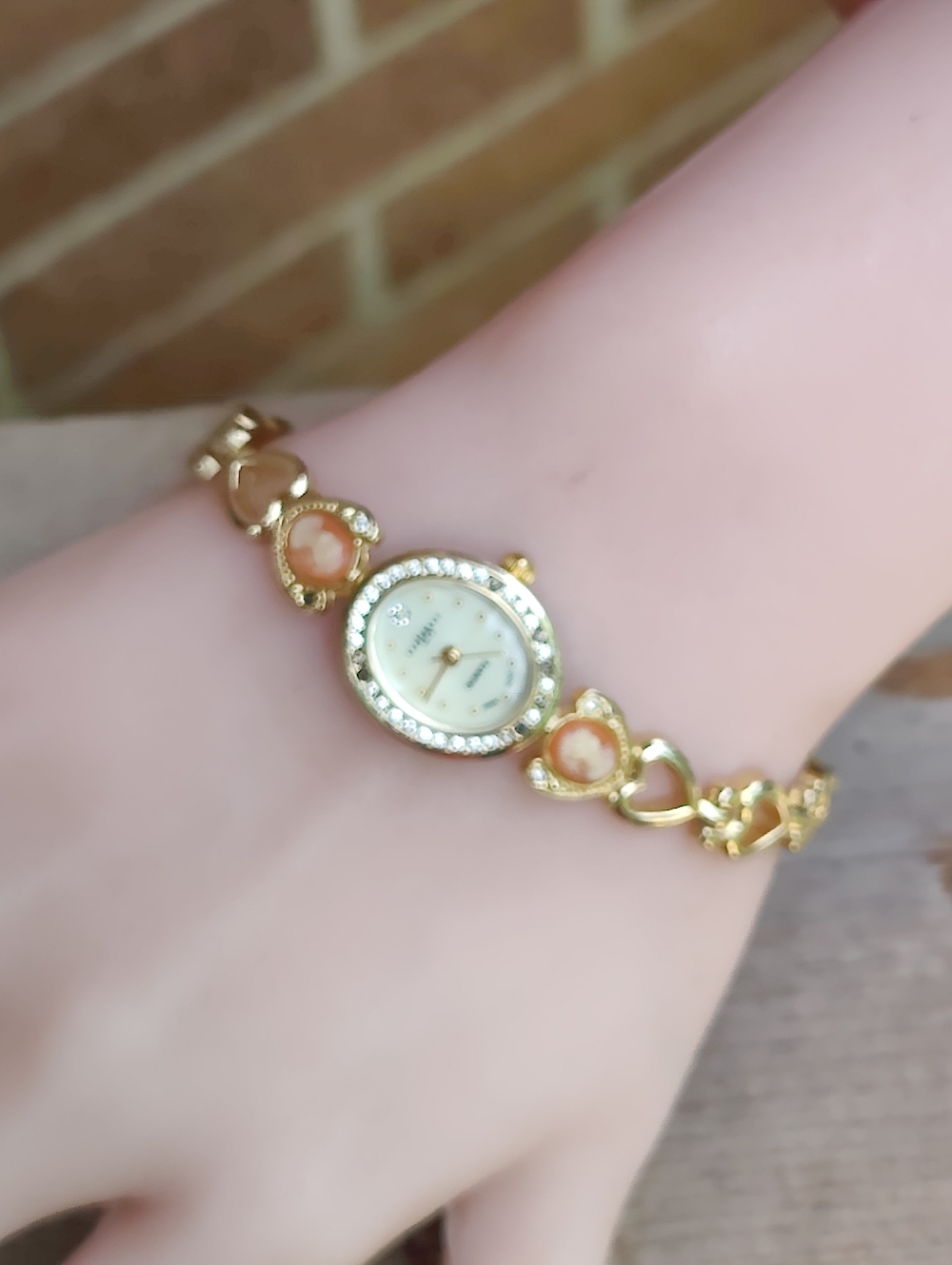 Vintage LA Express Cameo Watch - Picture 7 of 9